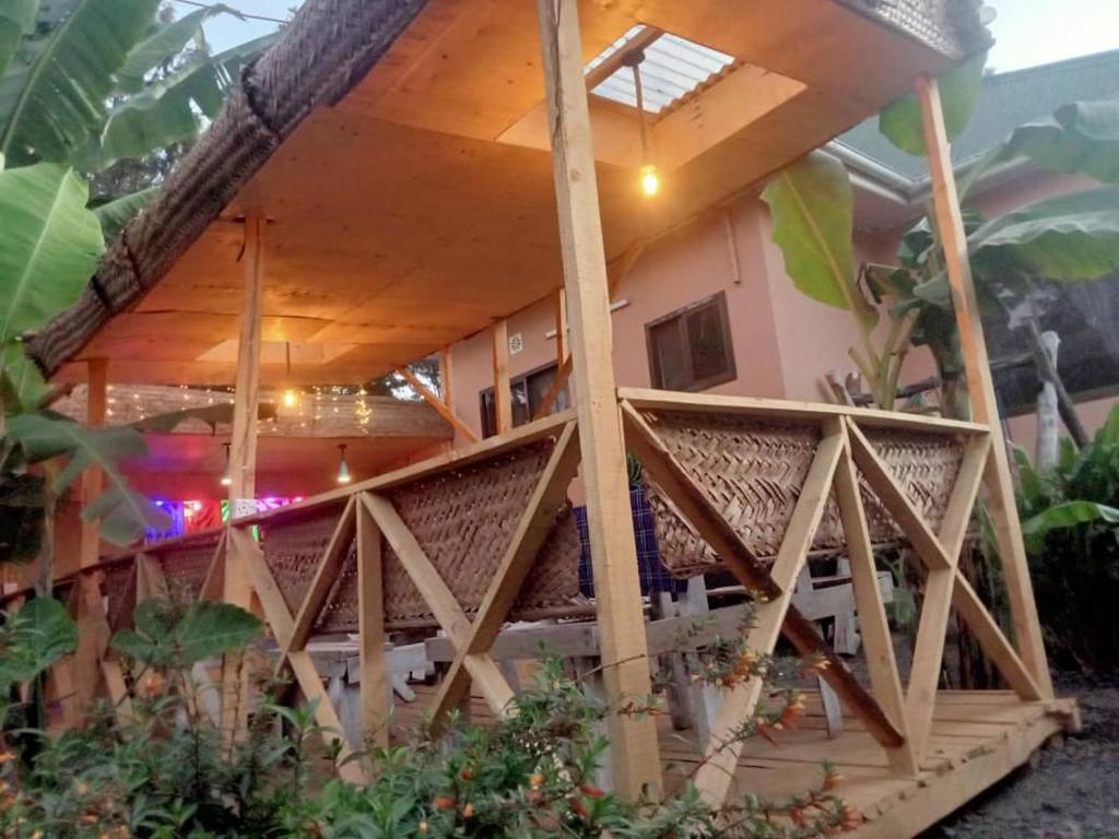 uma casa com uma ponte de madeira em frente em Swahili House & Art em Arusha