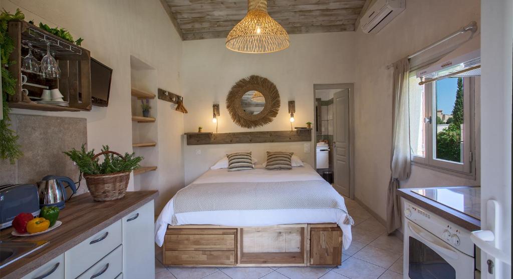 - une chambre avec un lit, un lavabo et un miroir dans l'établissement Résidence Acquavital, à Calvi