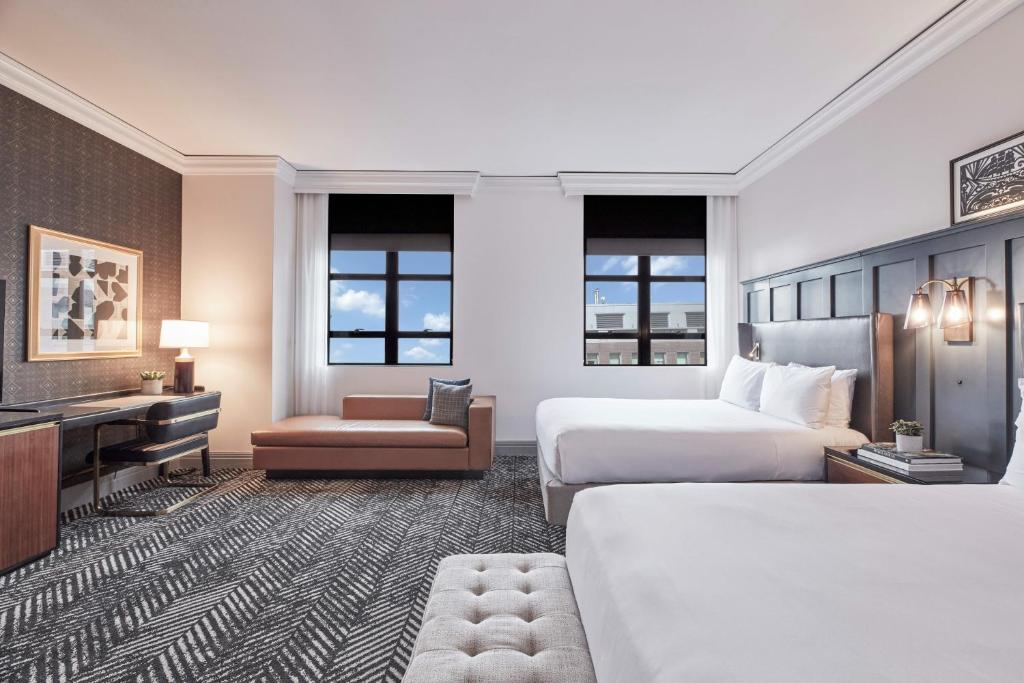 um quarto de hotel com duas camas e uma secretária em The Dagny Boston em Boston