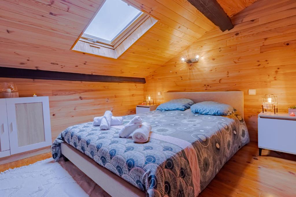 Le Chalet Gîte de Dordogne في Saint-Pardoux-la-Rivière: غرفة نوم مع سرير في كابينة خشب