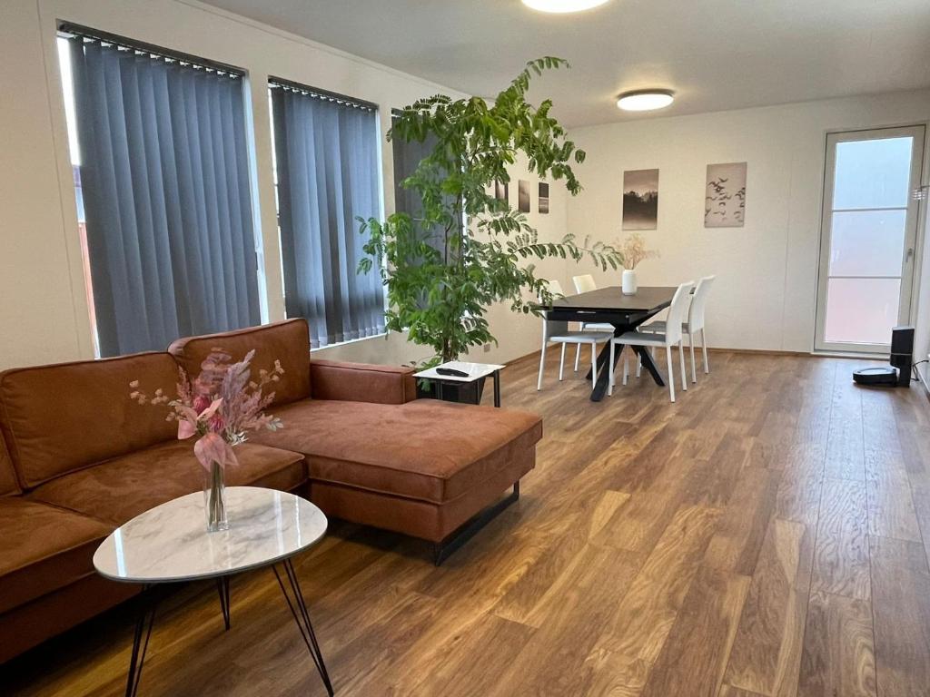 uma sala de estar com um sofá e uma mesa em Airport Comfort Home em Njarðvík