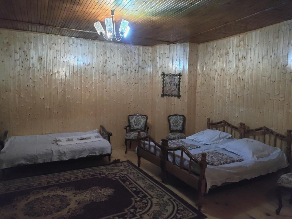 um quarto com 2 camas e 2 cadeiras e um tecto em Sofia's hotel 