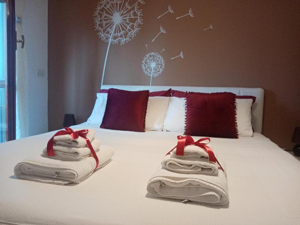 una camera da letto con un letto e asciugamani di Dante091 a Palermo