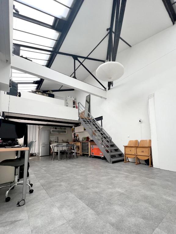 un bureau avec un escalier au milieu d'une pièce dans l'établissement LOFT, à Montreuil