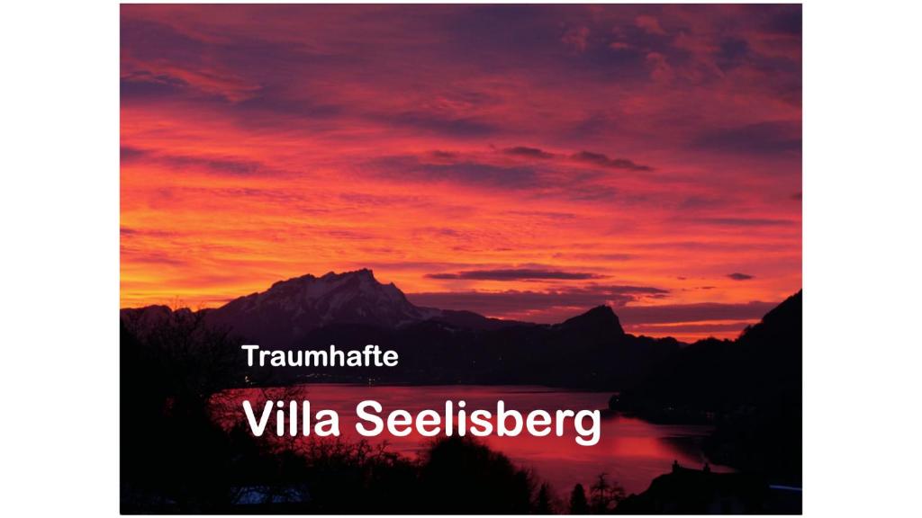- un coucher de soleil dans les montagnes avec les mots villa seelzereper dans l'établissement Traumhafte Villa Seelisberg, à Seelisberg