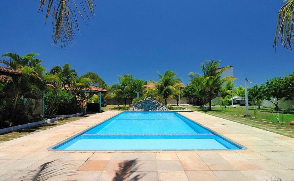 プラドにあるRecanto dos Passárosのヤシの木が茂る庭の大きなスイミングプール