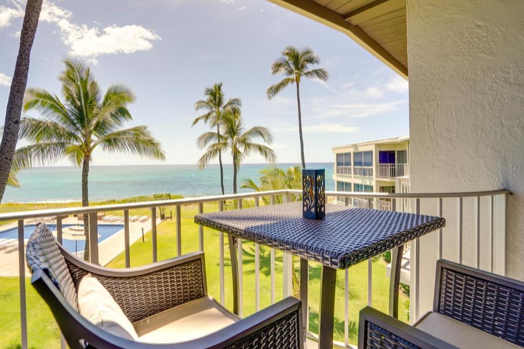 balcón con mesa, sillas y vistas al océano en Sunny Waianae Condo with Ocean View!, en Waianae