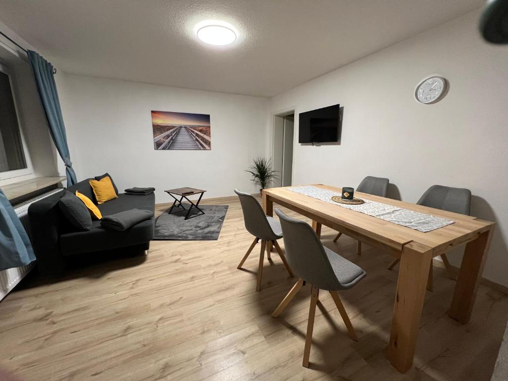 ein Wohnzimmer mit einem Holztisch und Stühlen in der Unterkunft Ferienwohnung Pfaffensteinblick in Hirschbach