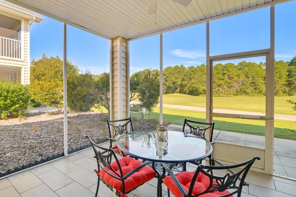 Lovely Myrtle Beach Condo with Golf Course Views!, Myrtle Beach