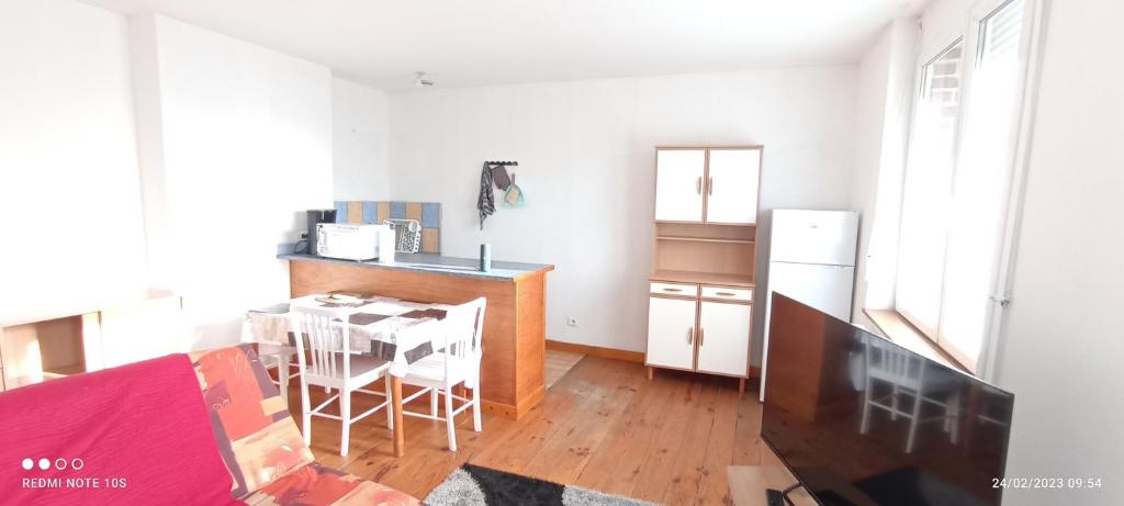 Kuchyňa alebo kuchynka v ubytovaní Appart cosy bien situé avec une chambre