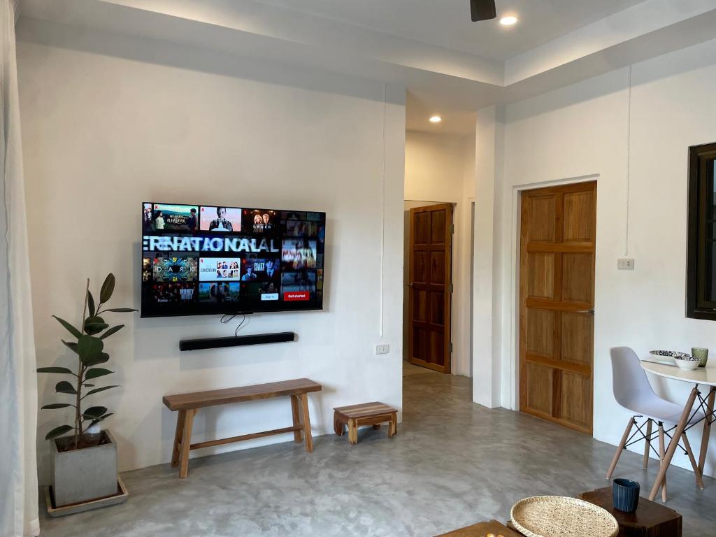 TV a/nebo společenská místnost v ubytování PATAMAAN COTTAGES