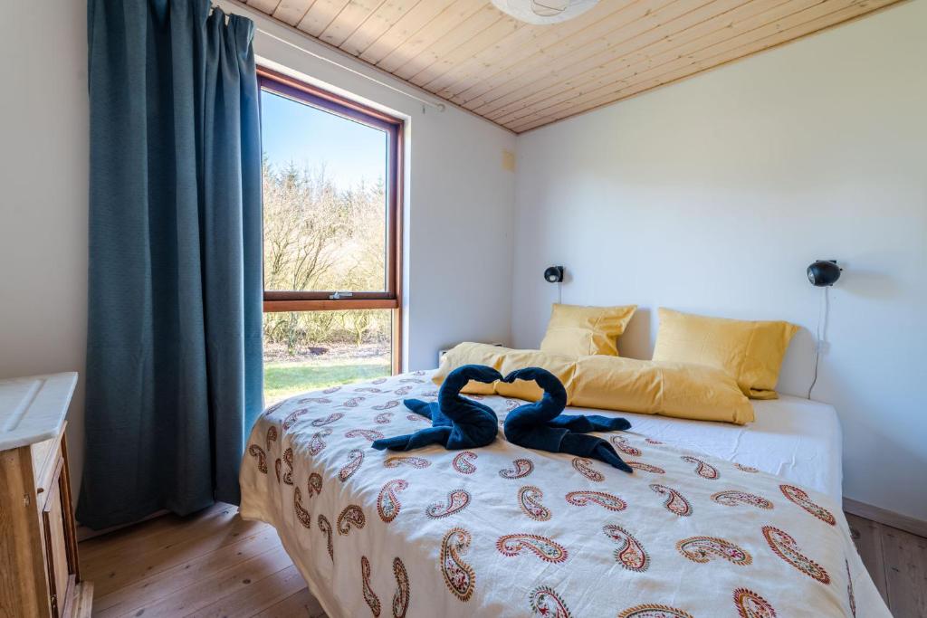 Postel nebo postele na pokoji v ubytování Vidunderlig fritidshus ved Skov og Golfbane