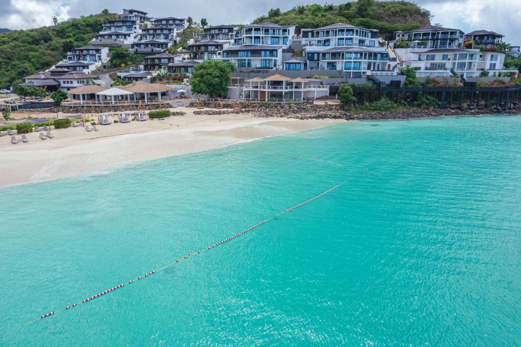 Tamarind Hills Resort & Villas في Bolans: اطلالة جوية على شاطئ به بيوت