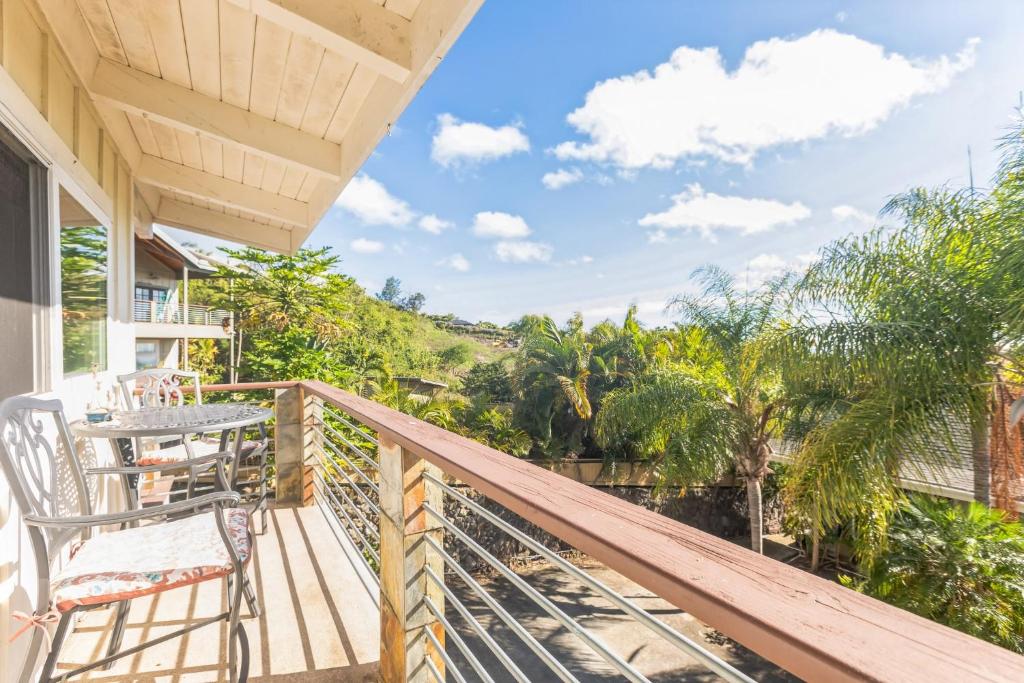 uma varanda com mesa, cadeiras e árvores em Cozy Sunset Views with Lanai - Close to Beach home em Kailua-Kona