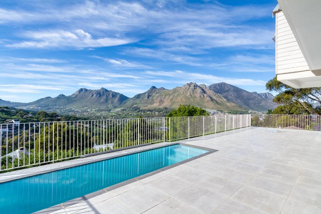 a swimming pool on a balcony with mountains in the background at Elite Retreats - Hillside Exclusive Villa 1 - load shedding backup in Cape Town