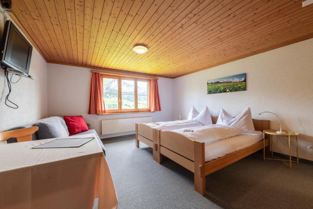 Postel nebo postele na pokoji v ubytování Schwendi Lodge
