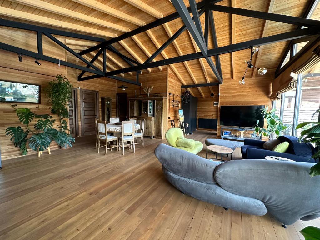 Posezení v ubytování Eco Saguramo Chalet