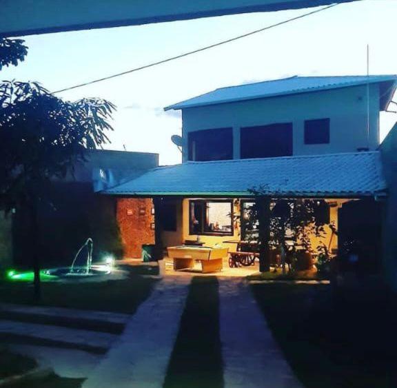 una casa con porche y un patio con una casa en Espaço para Festa e Pousada Alex Ávila, en Diamantina