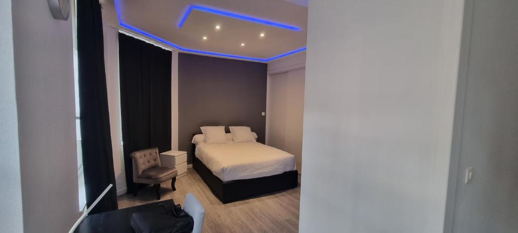 une chambre avec un lit avec un plafond bleu dans l'établissement Appartement RGB, à Rouen