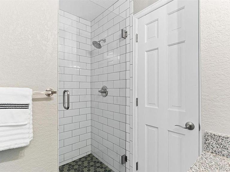 ein Bad mit einer Dusche und einer weißen Tür in der Unterkunft 4 bd 3 ba 3,490 sqft aparment in Littleton