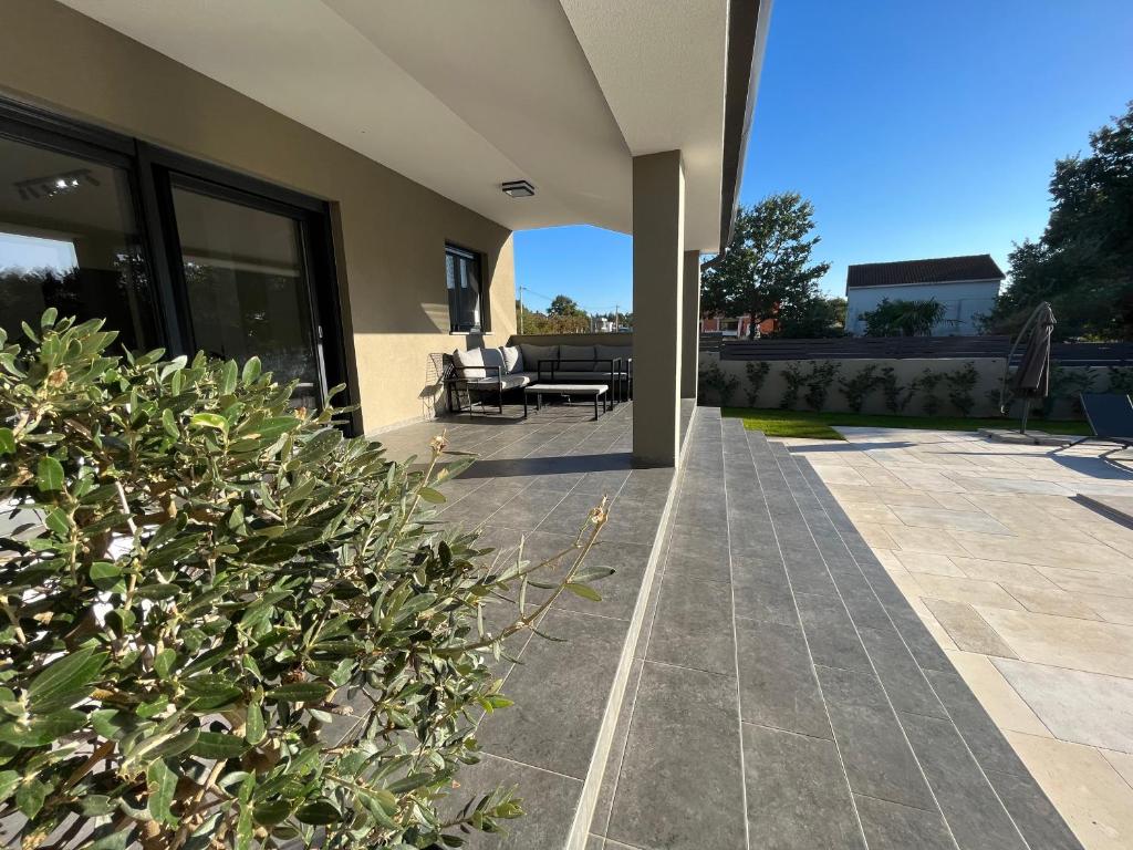 eine Terrasse eines Hauses mit einer Bank an der Seite in der Unterkunft Casa Mia in Poreč