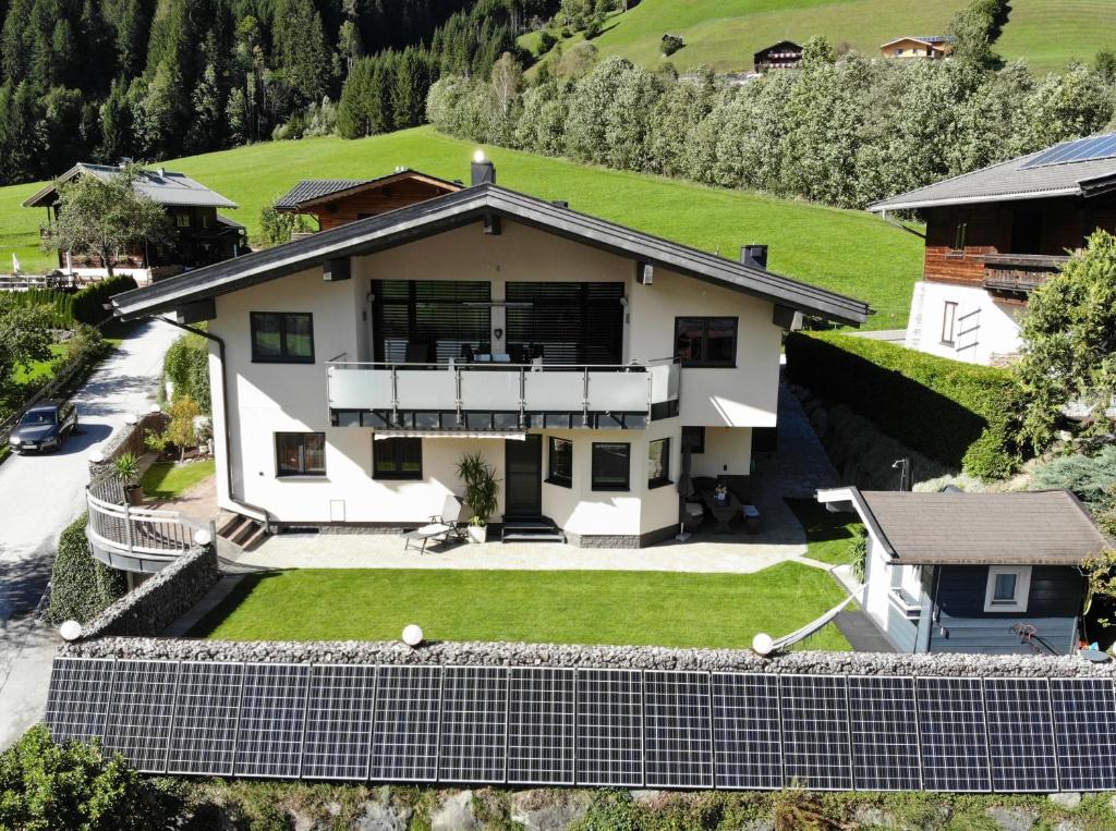 una vista aérea de una casa en Appartement Josefine, en Bramberg am Wildkogel