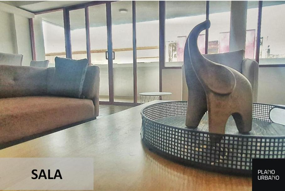 eine Statue eines Hundes auf einem Tisch in einem Zimmer in der Unterkunft Apartamento nuevo en Veracruz Centro in Veracruz