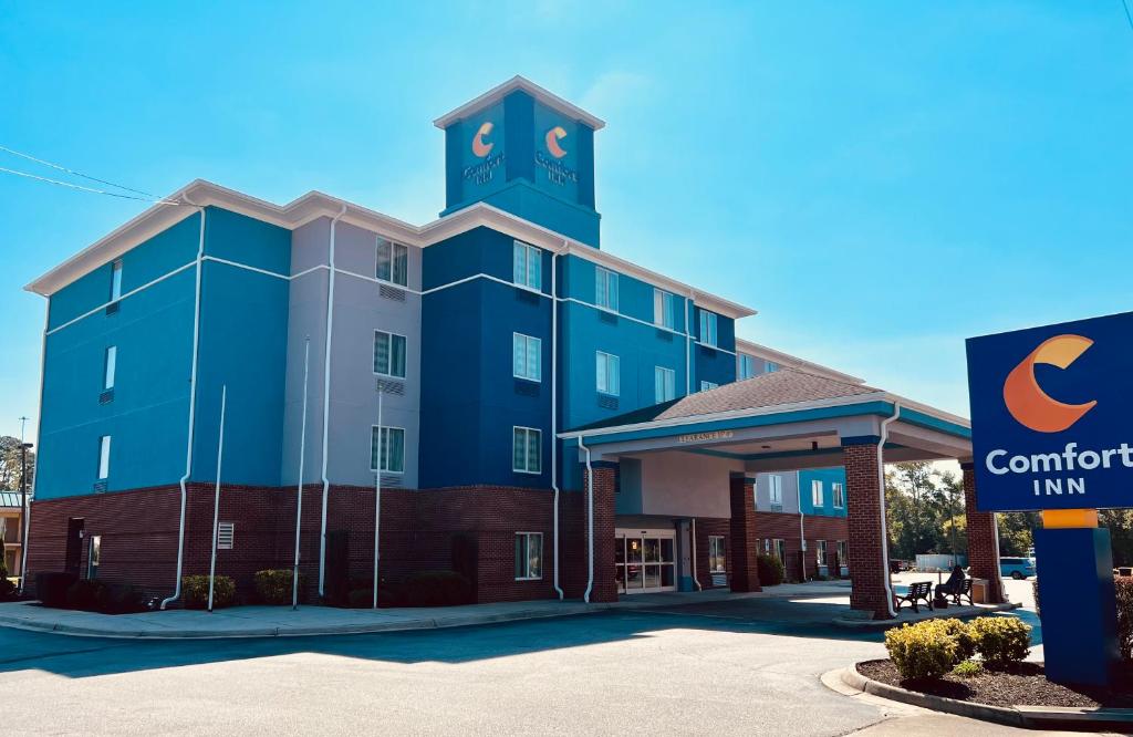 un grande edificio blu con una torre dell'orologio di Comfort Inn Emporia a Emporia