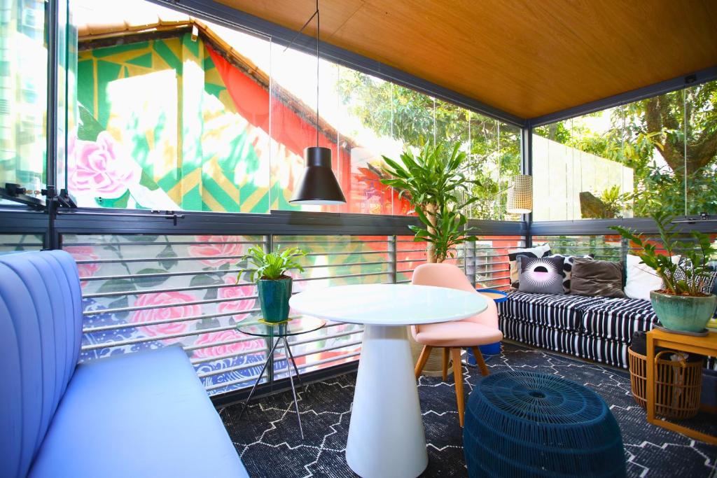 リオデジャネイロにあるUnhotel - Bossa Design Studios Ipanema, Perto da Praiaのテーブルと鉢植えの植物が備わる部屋
