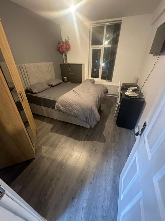 מיטה או מיטות בחדר ב-Sutton Coldfield Apartment