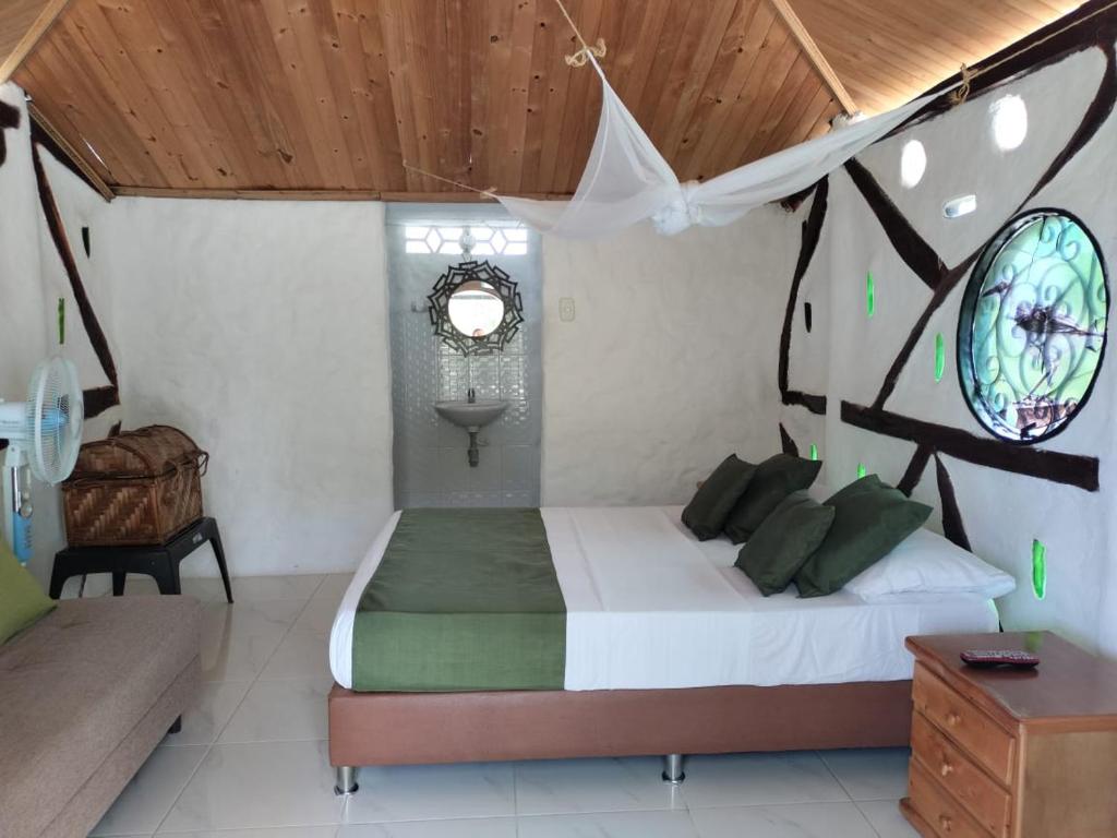 1 dormitorio con cama y techo de madera en Payande - Tatacoa, en Villavieja