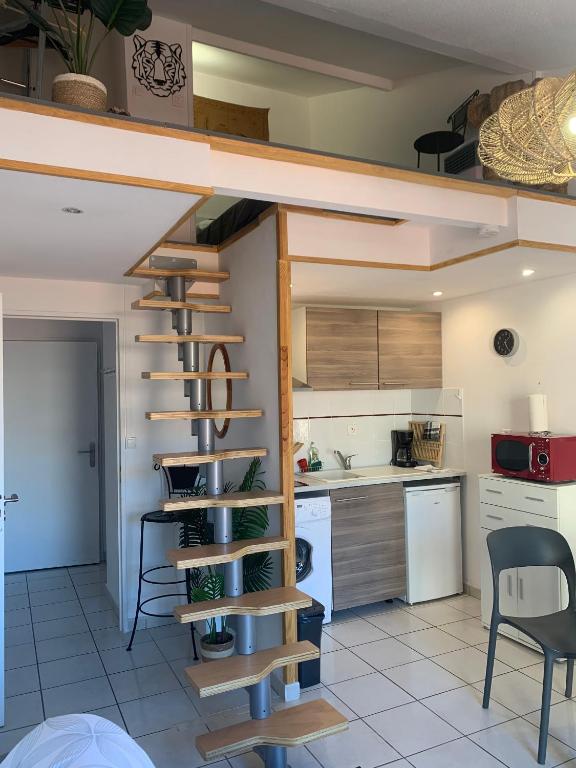 une cuisine avec un escalier en colimaçon dans une pièce dans l'établissement Duplex Raphael- Wi-fi et parking privé, à Toulon
