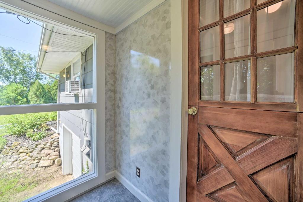 Fotografie z fotogalerie ubytování Modern Studio Less Than 13 Mi to Saratoga Racetrack! v destinaci Ballston Spa