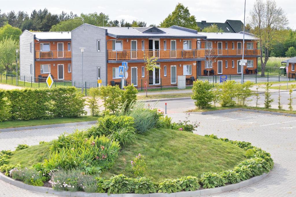 un jardin rond en face d'un bâtiment dans l'établissement Meridia - Sventoji, à Šventoji