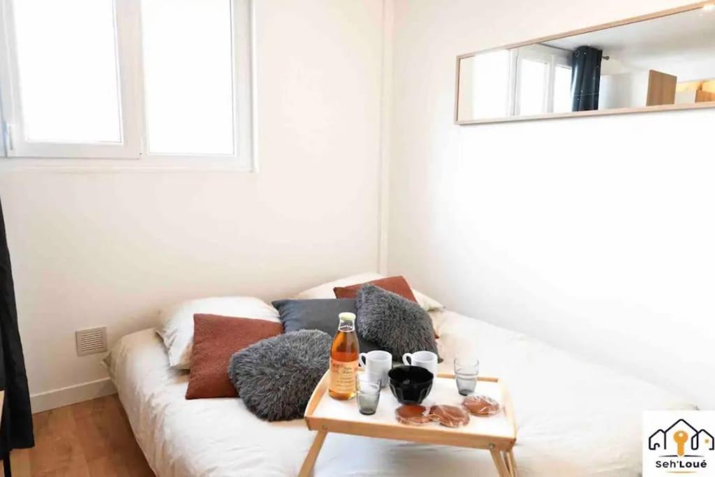 - un canapé blanc dans le salon avec une table dans l'établissement Perle Briochine Seh’Loué, à Saint-Brieuc