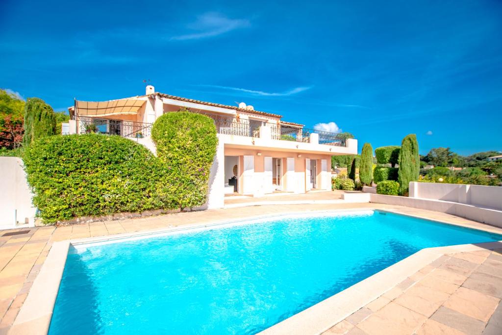Villa Familiale "La Chantyviere" Vue Exceptionnelle sur St Tropez avec  accès plage privée, Sainte-Maxime – Tarifs 2024