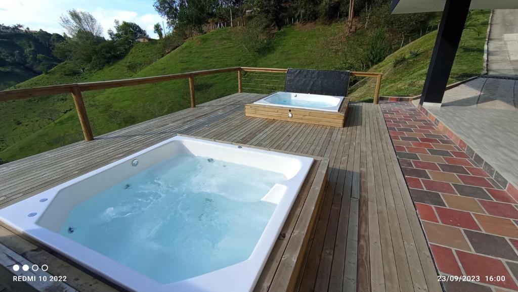 eine Whirlpool-Badewanne auf einer Terrasse in der Unterkunft Finca Villa Maru in El Peñol
