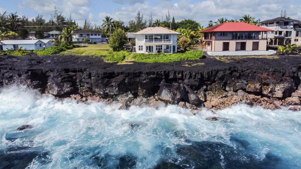 ケアアウにあるBlue Horizon Ocean Front, entire villaの海辺の崖の上の家屋群