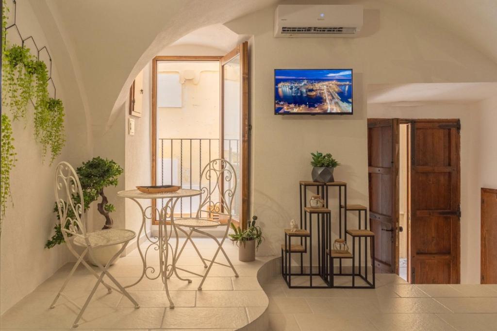Habitación con balcón con mesa y sillas. en Romantic Suite en Gallipoli