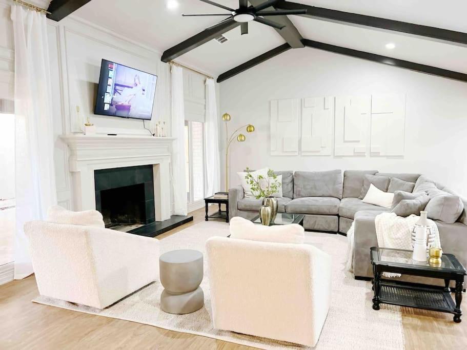 sala de estar con muebles blancos y chimenea en NEW Magnolia Mansion-4400sqft Hot Tub & 2 Game Rms, en Lubbock