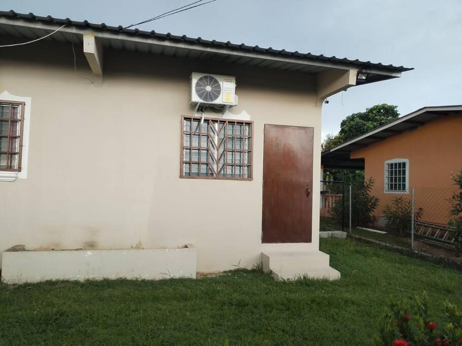 a white house with a door and a window at La Casa Las Palmitas in Penonomé