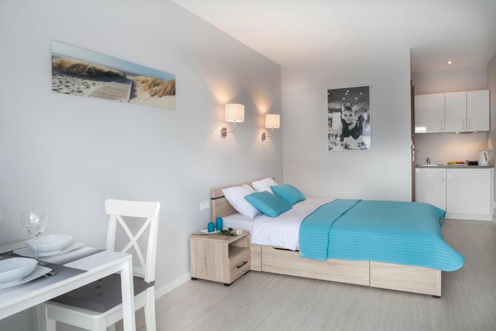 1 dormitorio pequeño con 1 cama y cocina en Villa Marta, en Augustów