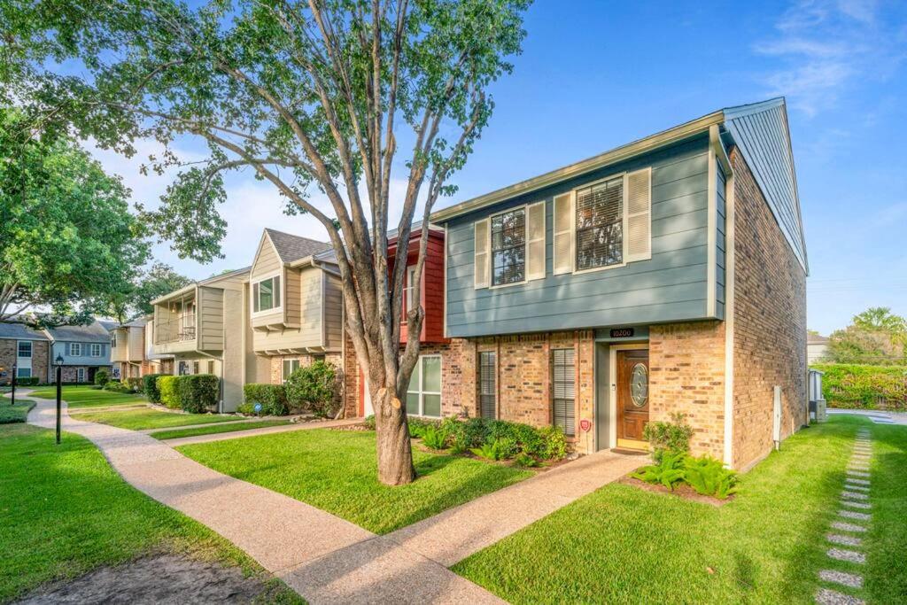 una casa con un árbol en el patio delantero en Townhome - Convenient Location, en Houston