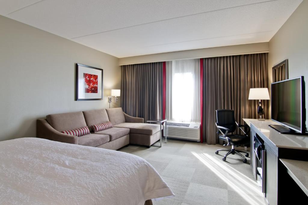 Hampton Inn & Suites by Hilton Toronto Markham - King Room Met Bankbed - Niet -roken