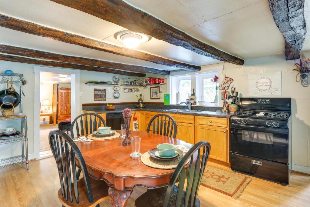 Historic Boonsboro Vacation Rental with Grill في Sharpsburg: مطبخ مع طاولة وكراسي خشبية