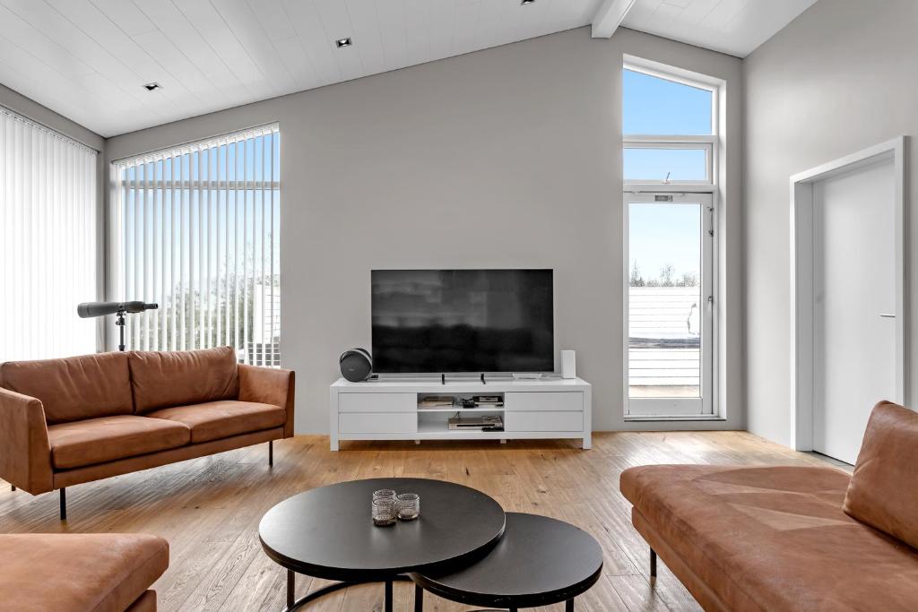 TV a/nebo společenská místnost v ubytování Luxury Villa with River View