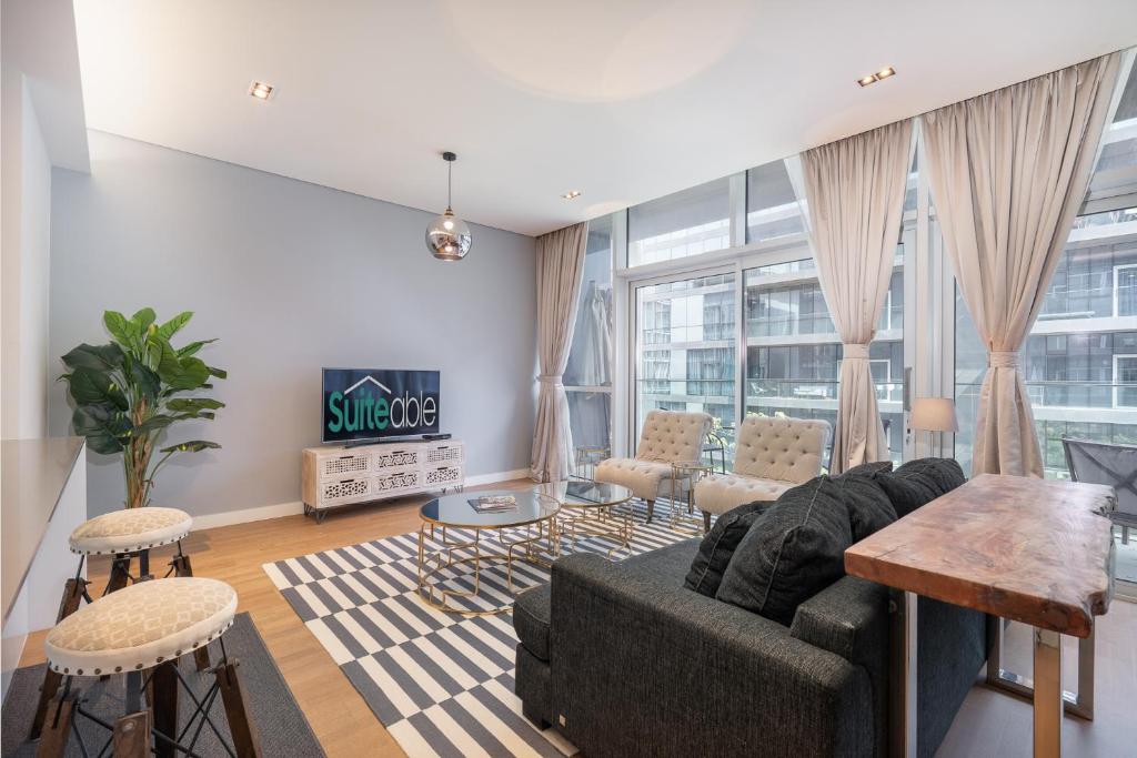 un soggiorno con divano e tavolo di City Walk Chic living 1 Bedroom apartment a Dubai