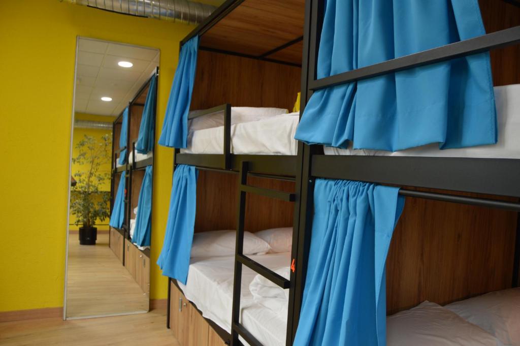 - un groupe de lits superposés dans un dortoir dans l'établissement Hostel del Templo de Debod, à Madrid