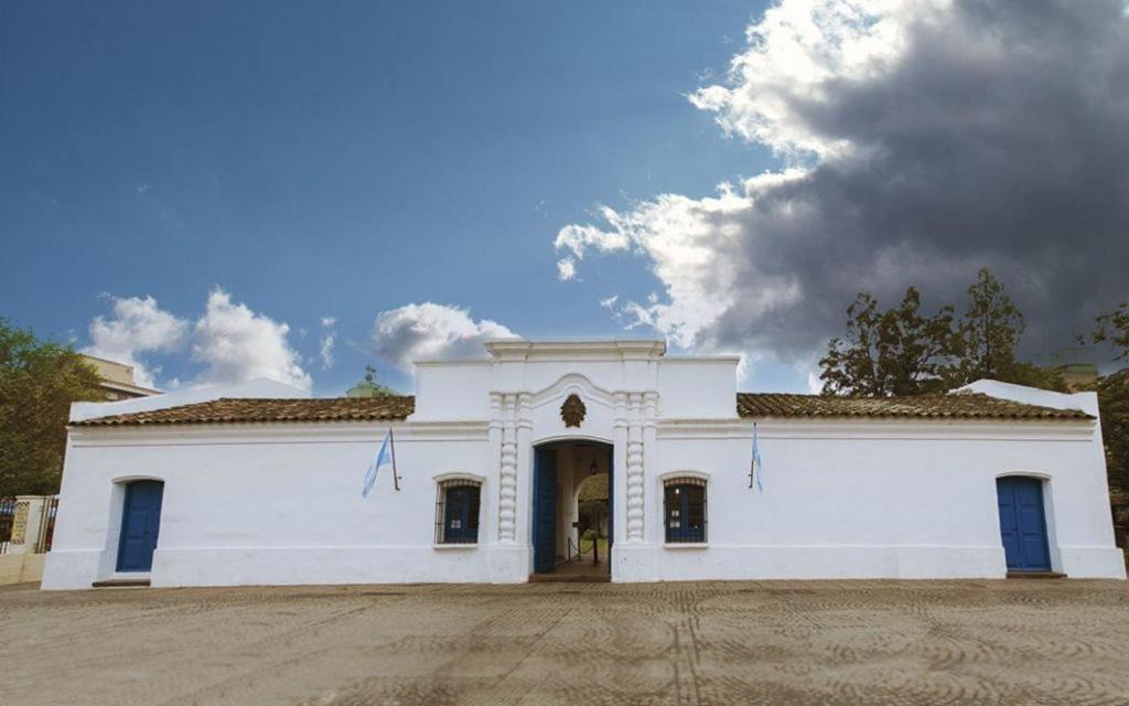 a large white building with a large doorway at Departamento frente a la CASA HISTÓRICA DE TUCUMAN in San Miguel de Tucumán