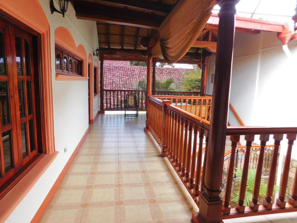 pusty korytarz domu z balkonem w obiekcie Casa El Caimito w mieście Granada